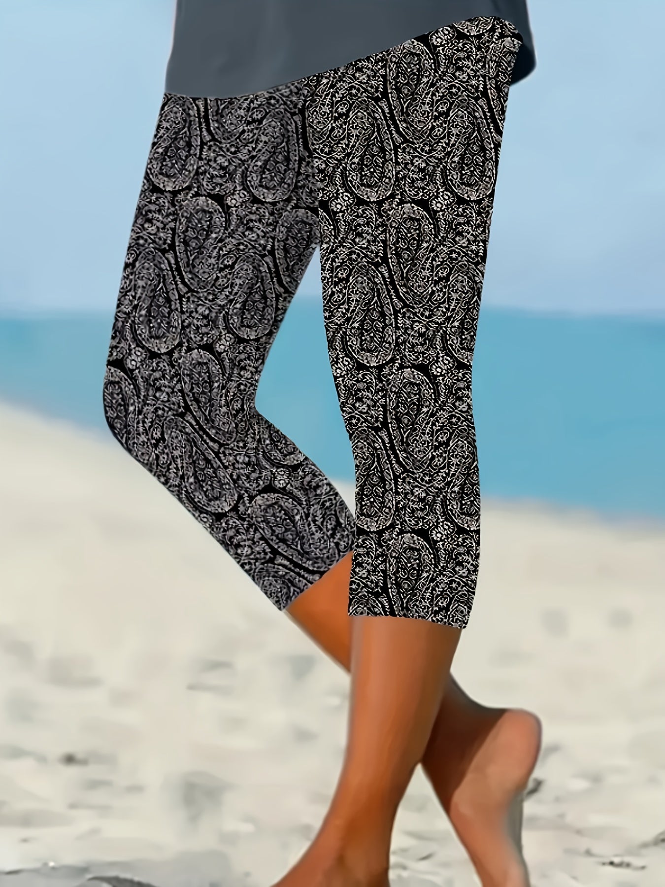 Women's Black and White Floral Print High-Waisted Capri Leggings Stretchy Slim Fit