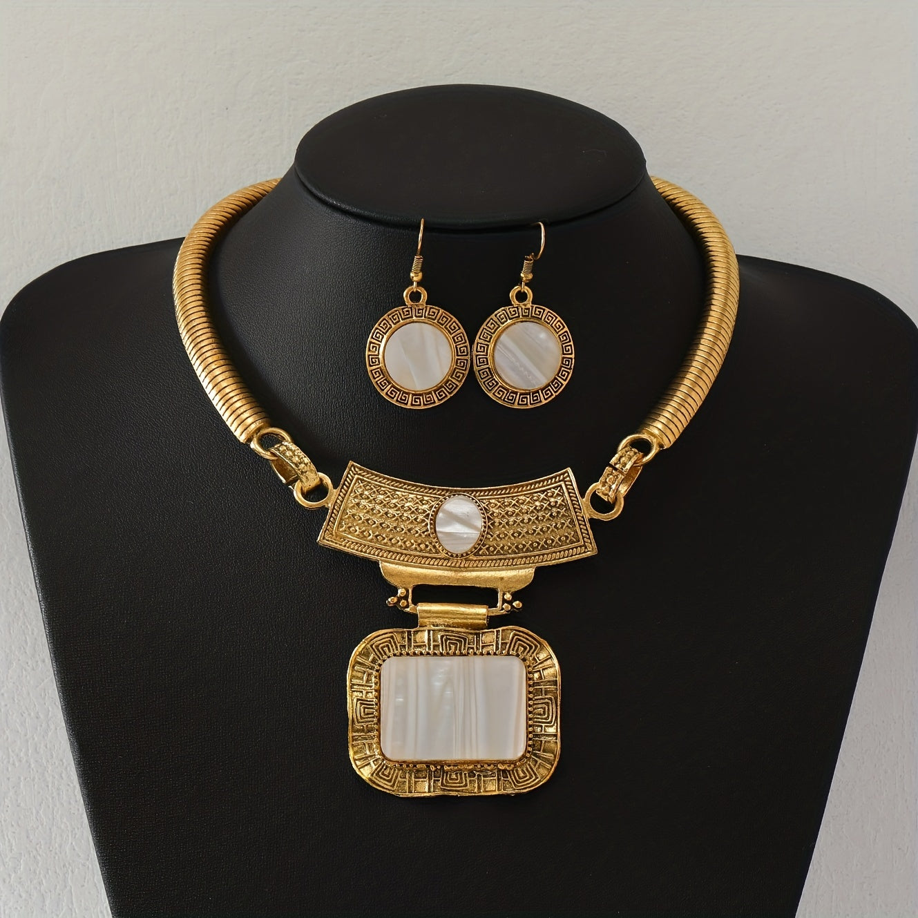 Sud Vintage Aksessuarlar To'plami, O'yilgan Uzoq Tasmali Marjon va Quloq Gullarini O'z ichiga oladi