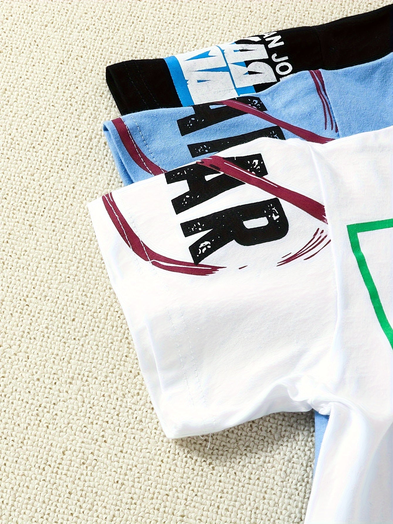 Uch bola uchun paxta futbolkalari, yoqimli multfilm bosmalari va tushirilgan yelka yenglari bilan, yoz uchun mukammal.