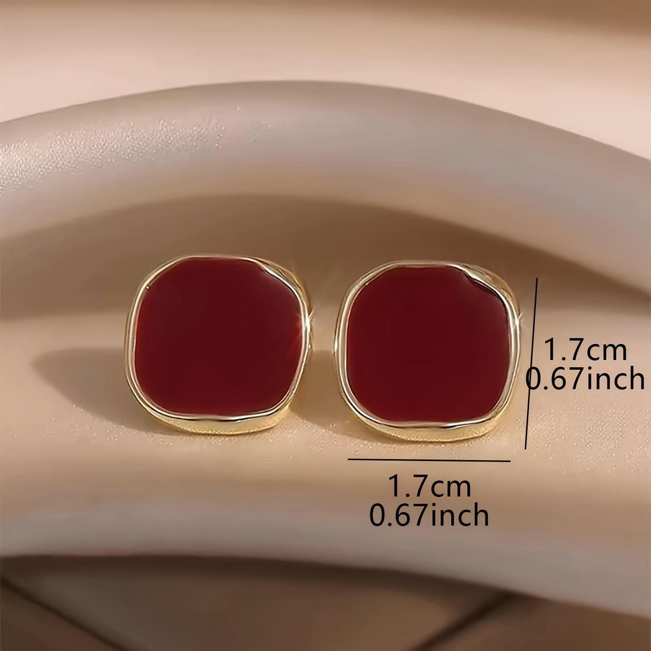 Безвременные квадратные серьги-гвоздики для женщин, идеальные для любого случая.