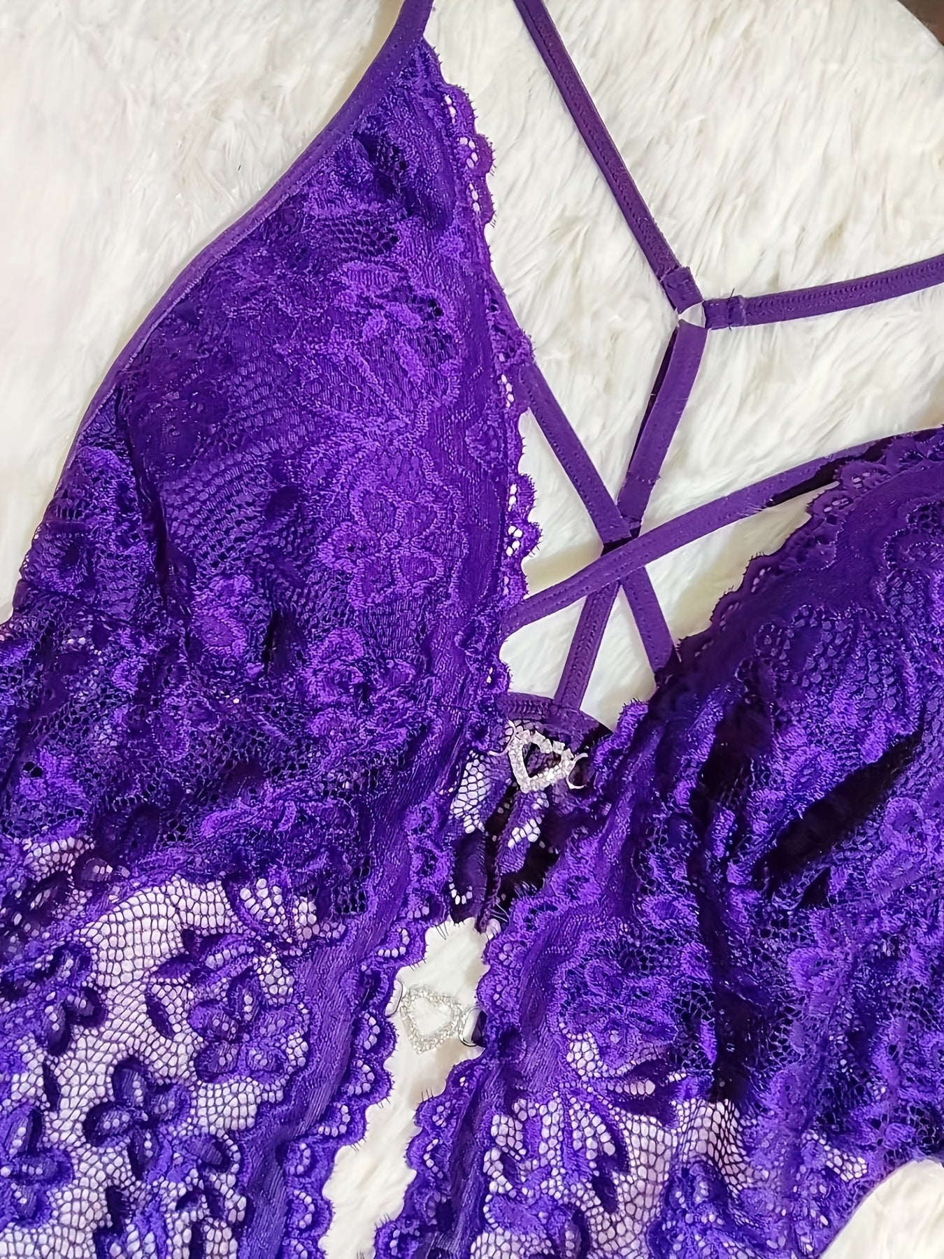 Jozibali dantel bodysuit, kesish tasmasi dizayni va yurak olmosi tafsiloti bilan, 95% polyester va 5% elastan to'qima matodan tayyorlangan. Yostiqsiz, ayollar uchun zamonaviy bir parcha ichki kiyim.