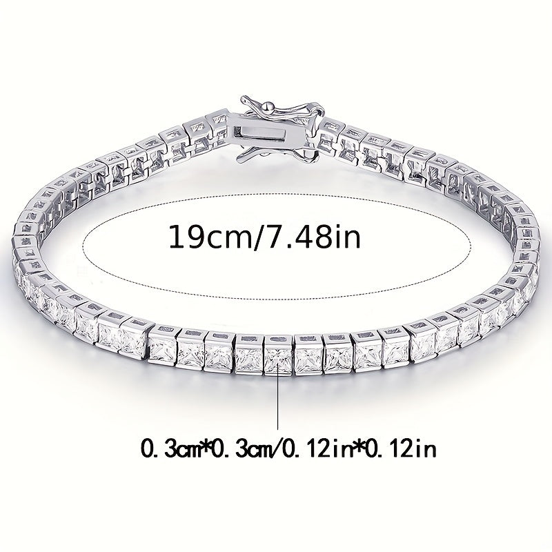 To'rtburchak, porloq zirkoni tennis bilaguzukini o'z ichiga olgan nafis qo'l zargarlik bezaklari.