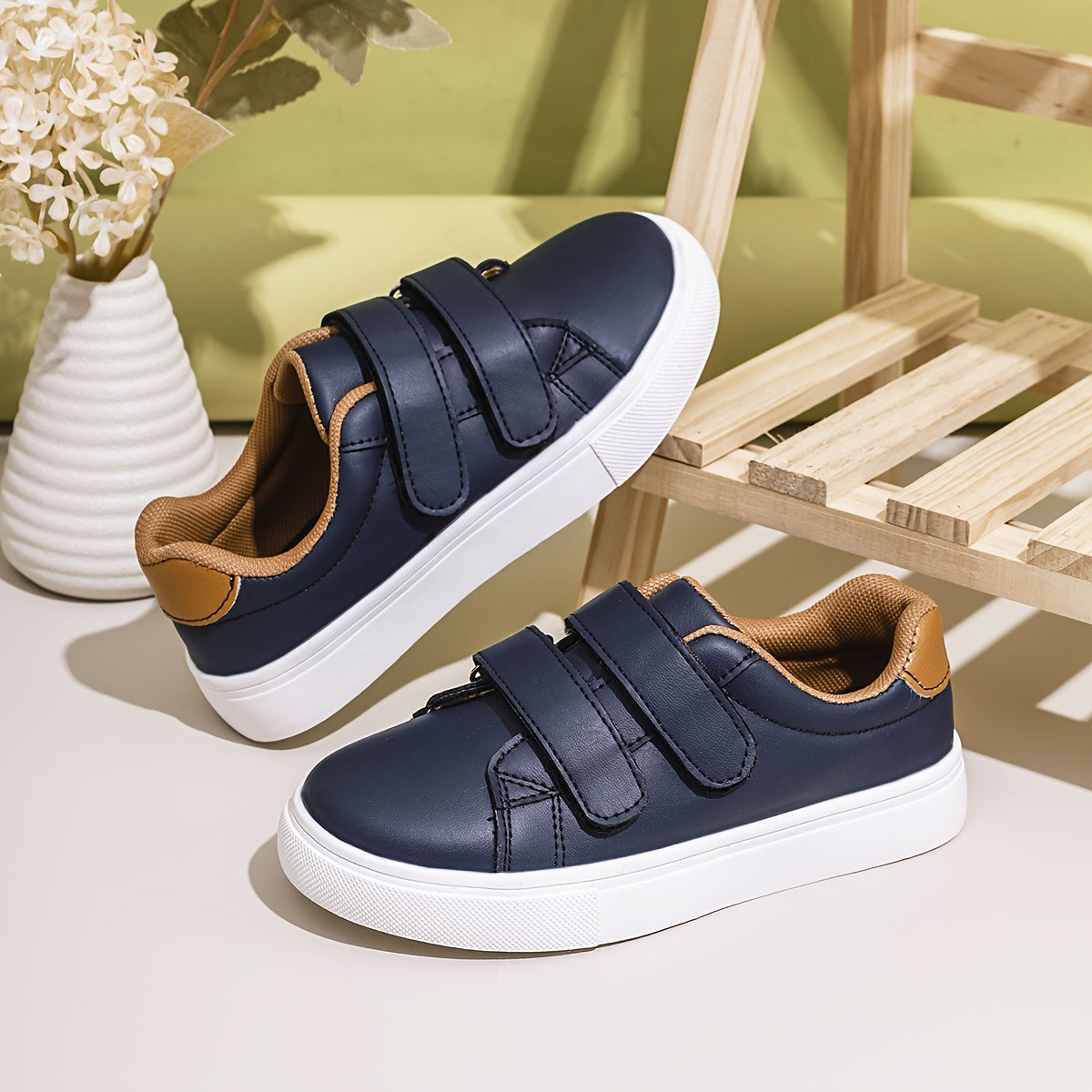 Детские повседневные кроссовки низкого хода однотонные с застежкой на крючок и петлю для школы и активного отдыха