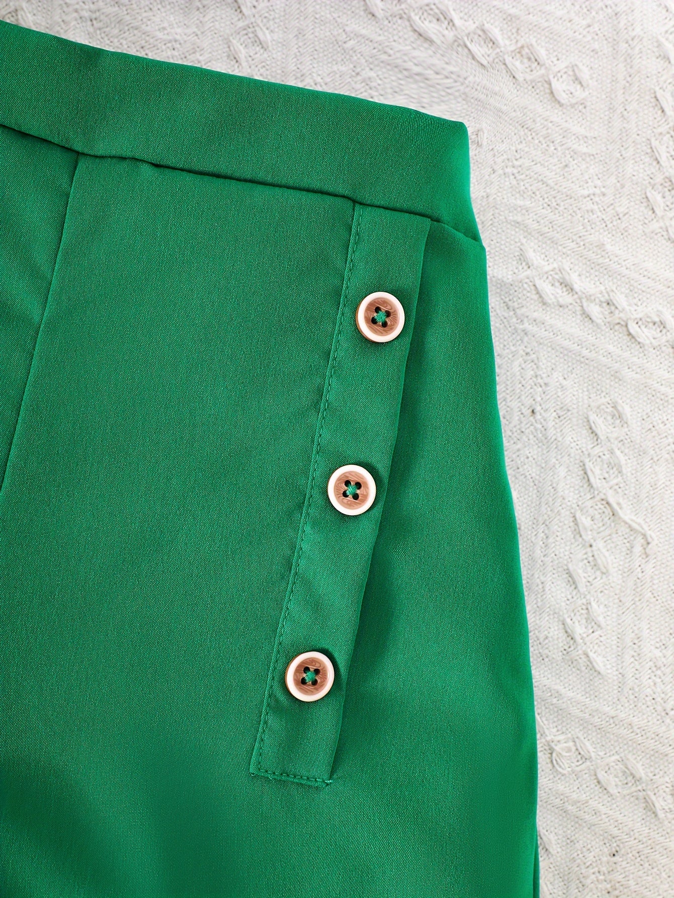 Yozgi faoliyatlar yoki sovg'alar uchun yurak, gullar va kapalak grafikalariga ega bo'lgan halter tepa va tugmachali shortlardan iborat 2-qismli to'plam.