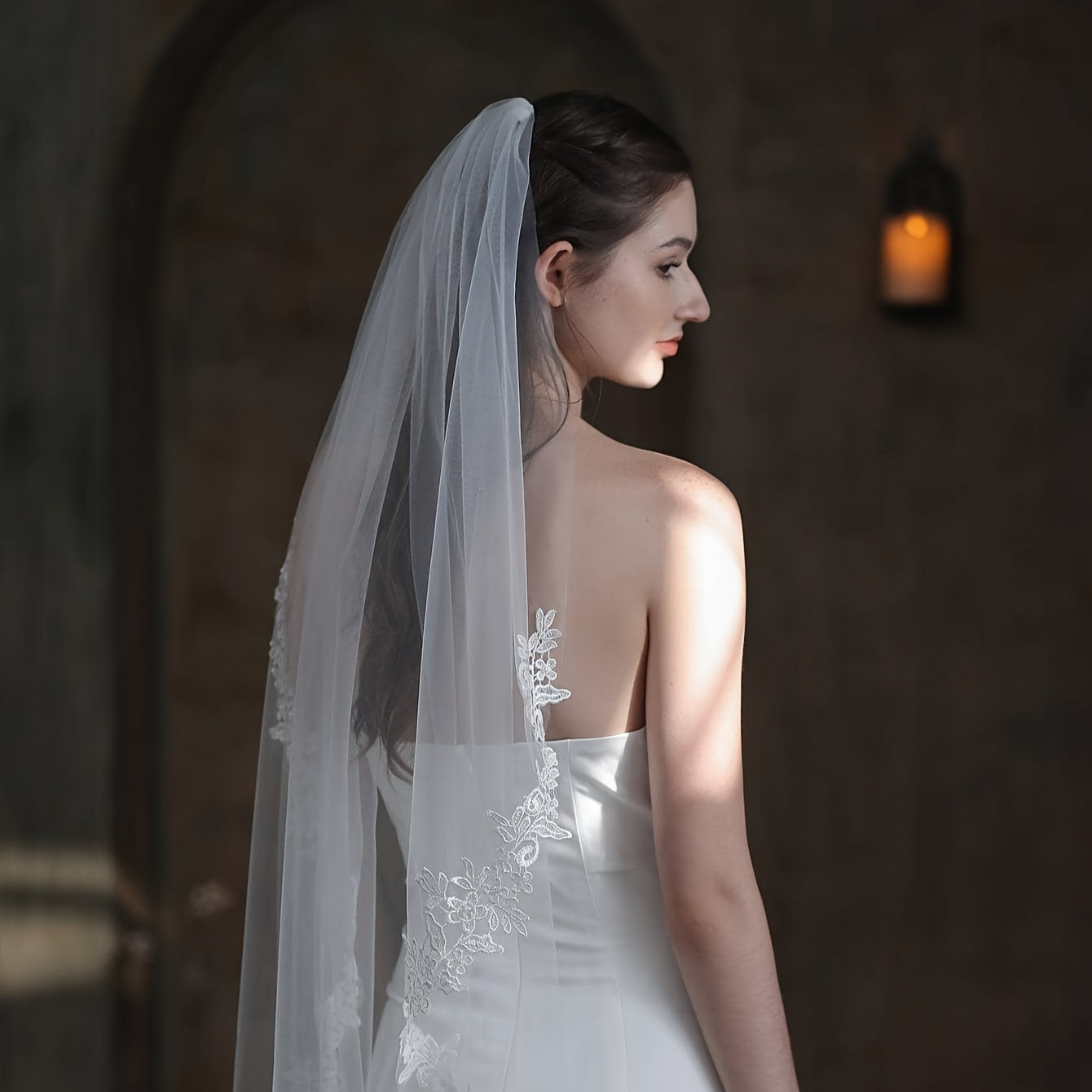 Wedding Veil with Soluble Flower Embroidery and Gold Hair Comb for Bridal Photography