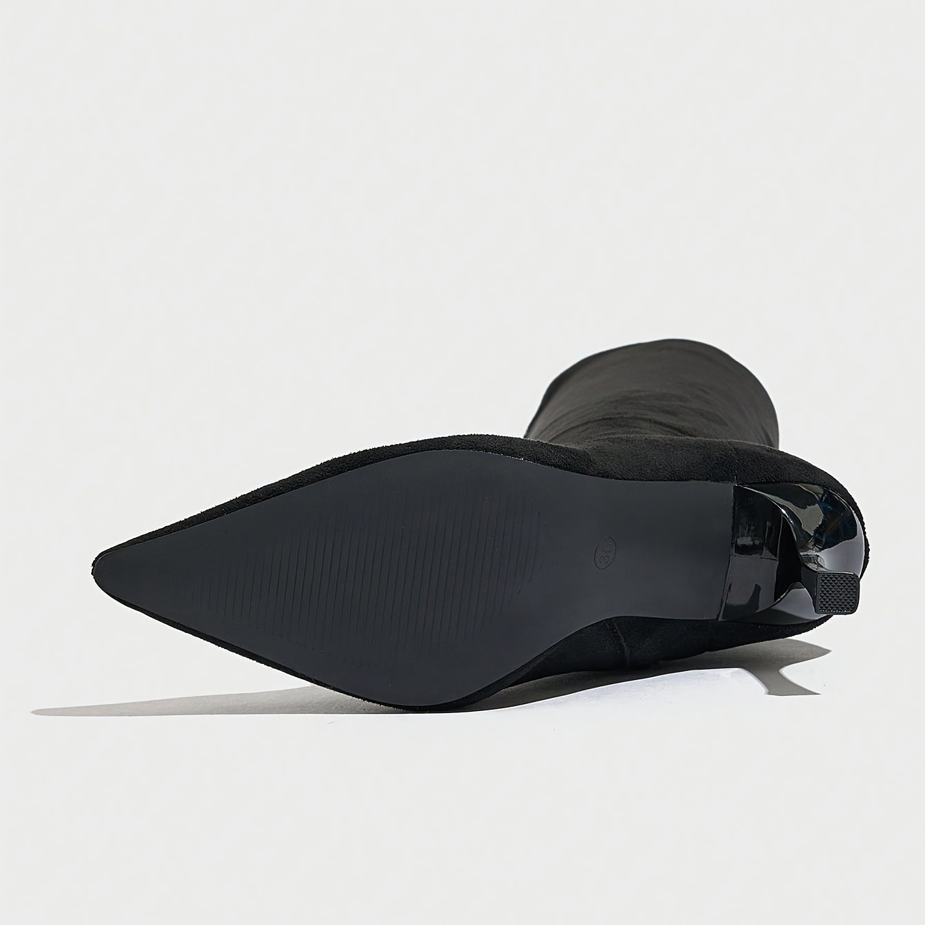 Женские черные бархатные ботфорты на шпильке с заостренным носком и молнией