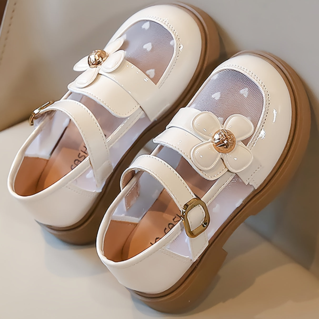 Qizlar uchun gullar bilan to'ldirilgan tekis poyabzal, bahor va yozda kundalik kiyish uchun mukammal.