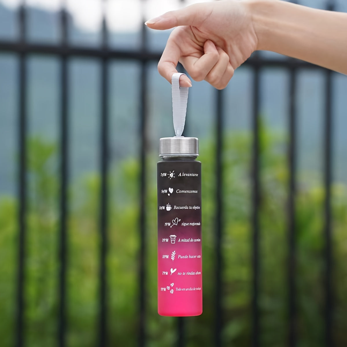 Набор из трех спортивных бутылок с градиентом, с временными метками, соломинками и защитой от протечек, изготовленных из материала PC без BPA. Идеально подходит для различных мероприятий и подарков.