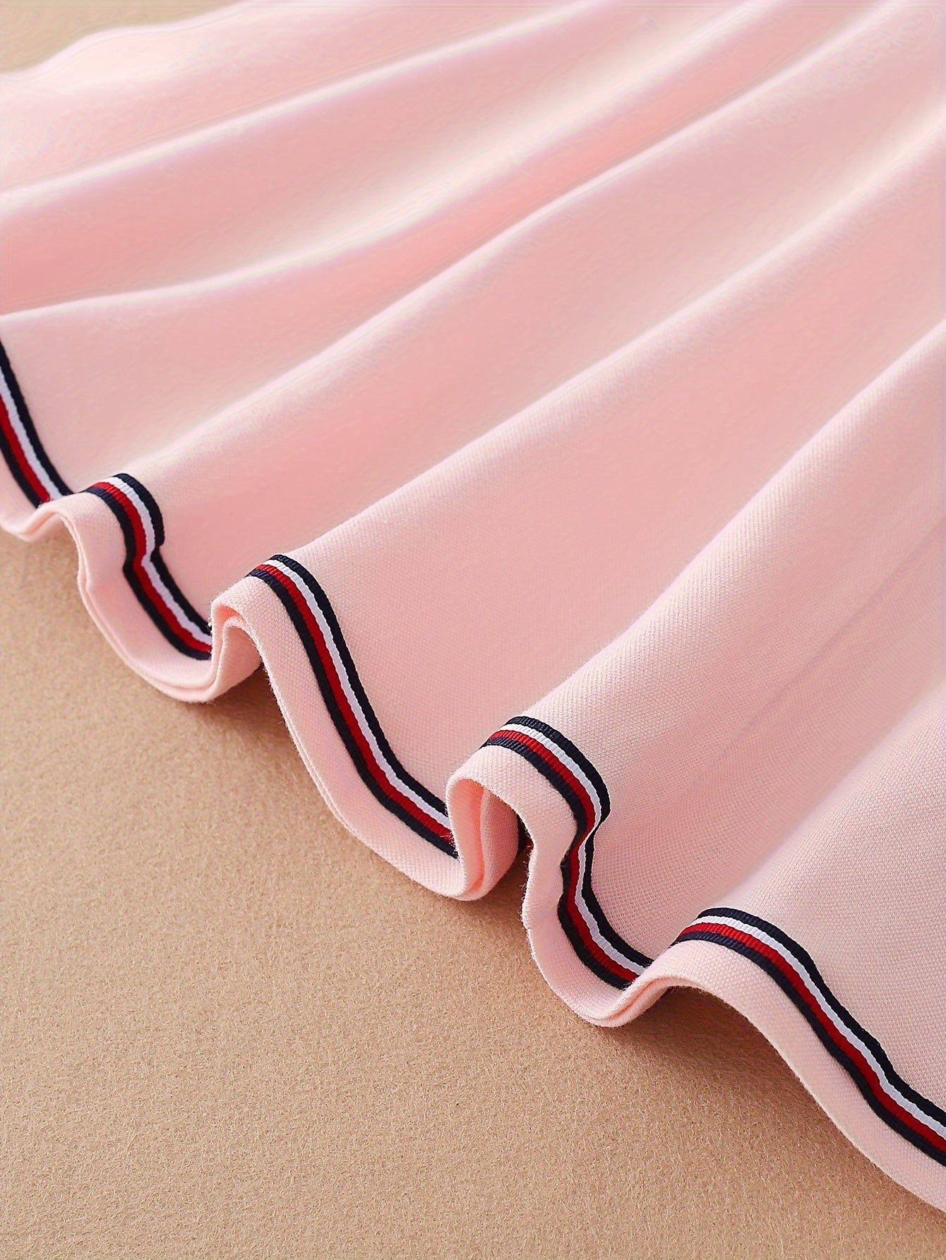 Preppy uslubidagi qizlar uchun paxta ko'ylak, harf tikuvlari bilan, yozgi sport va ochiq havoda faoliyatlar uchun mukammal.