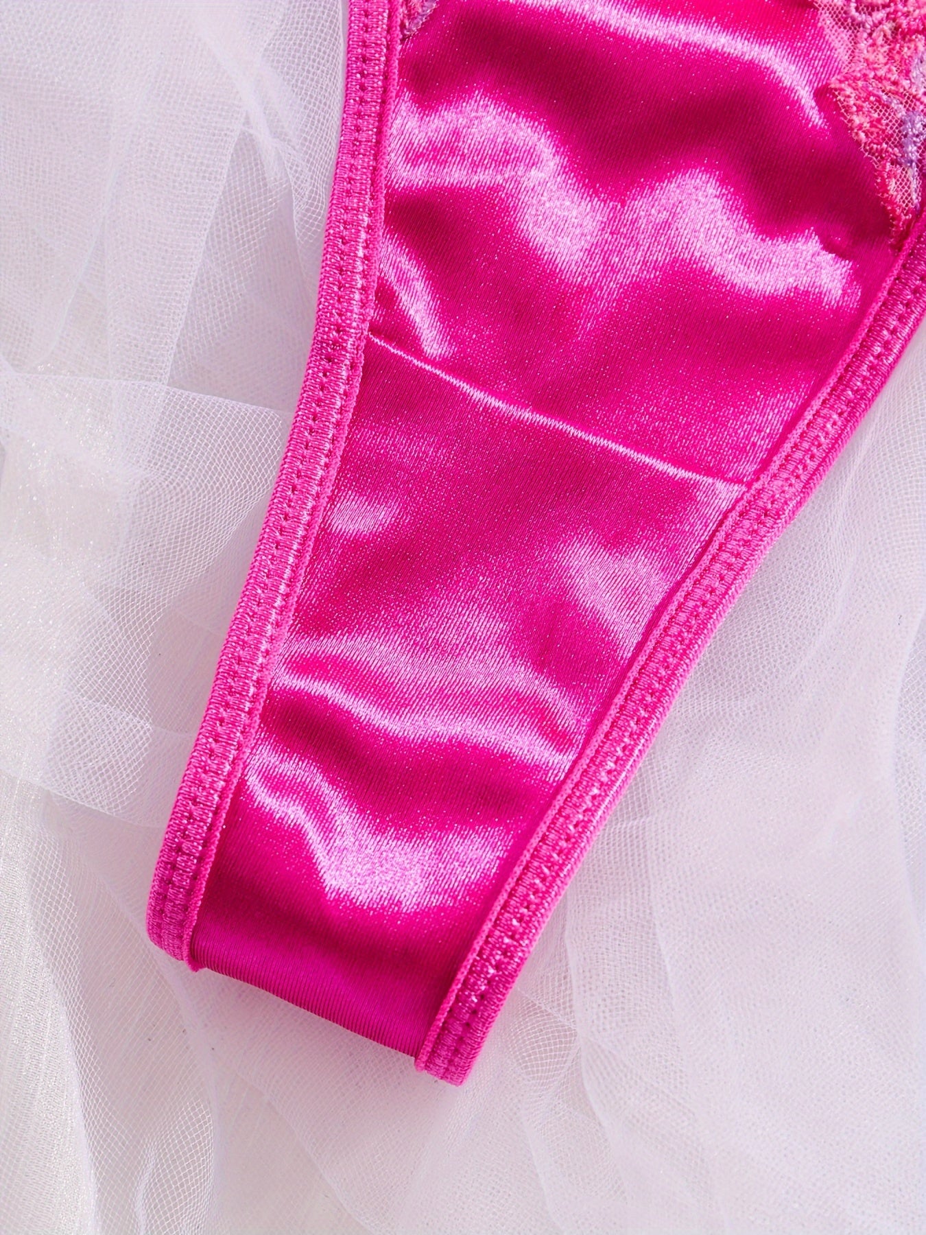 Tarmoq gullari naqshidagi ichki kiyim to'plami, zanjir orqa qismi bilan, ayollar uchun, brassier va thongni o'z ichiga oladi.