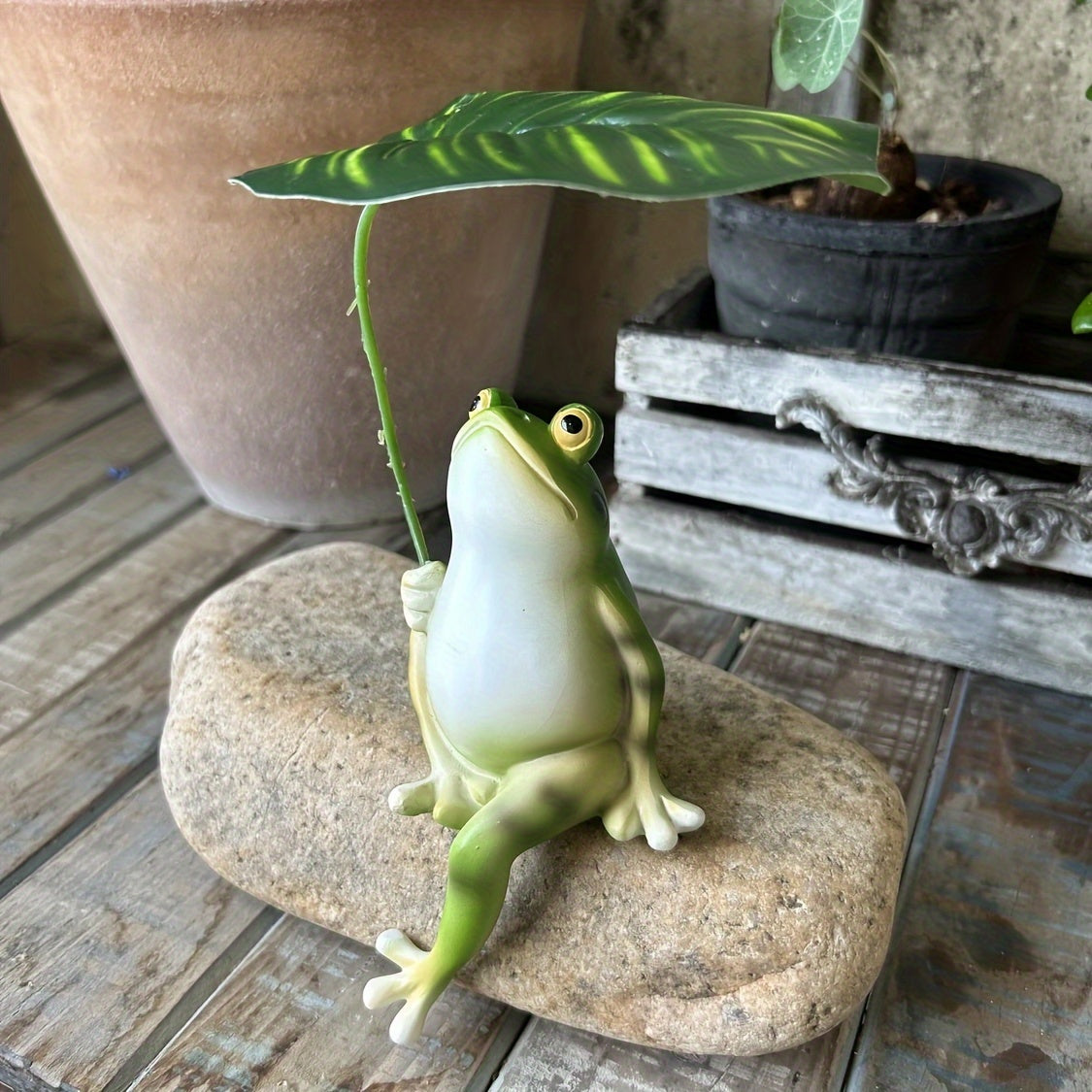 Resin Frog Garden Statue with Leaf Umbrella for Ponds and Home Decor