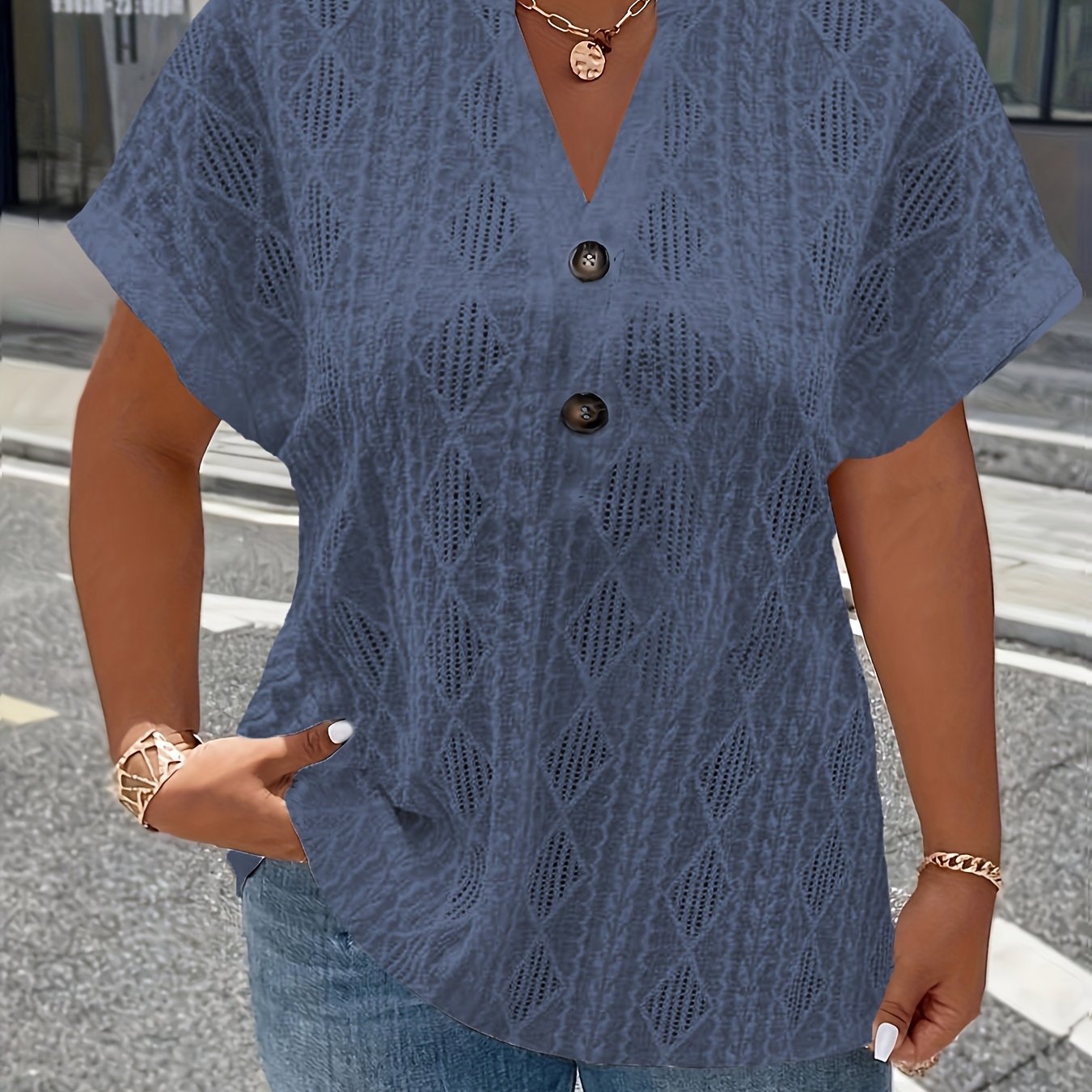 Plus o'lcham ayollar uchun kengaytirilgan V-yuqa T-shirt qisqa sleeve geometrik jacquard yozgi ko'ylak