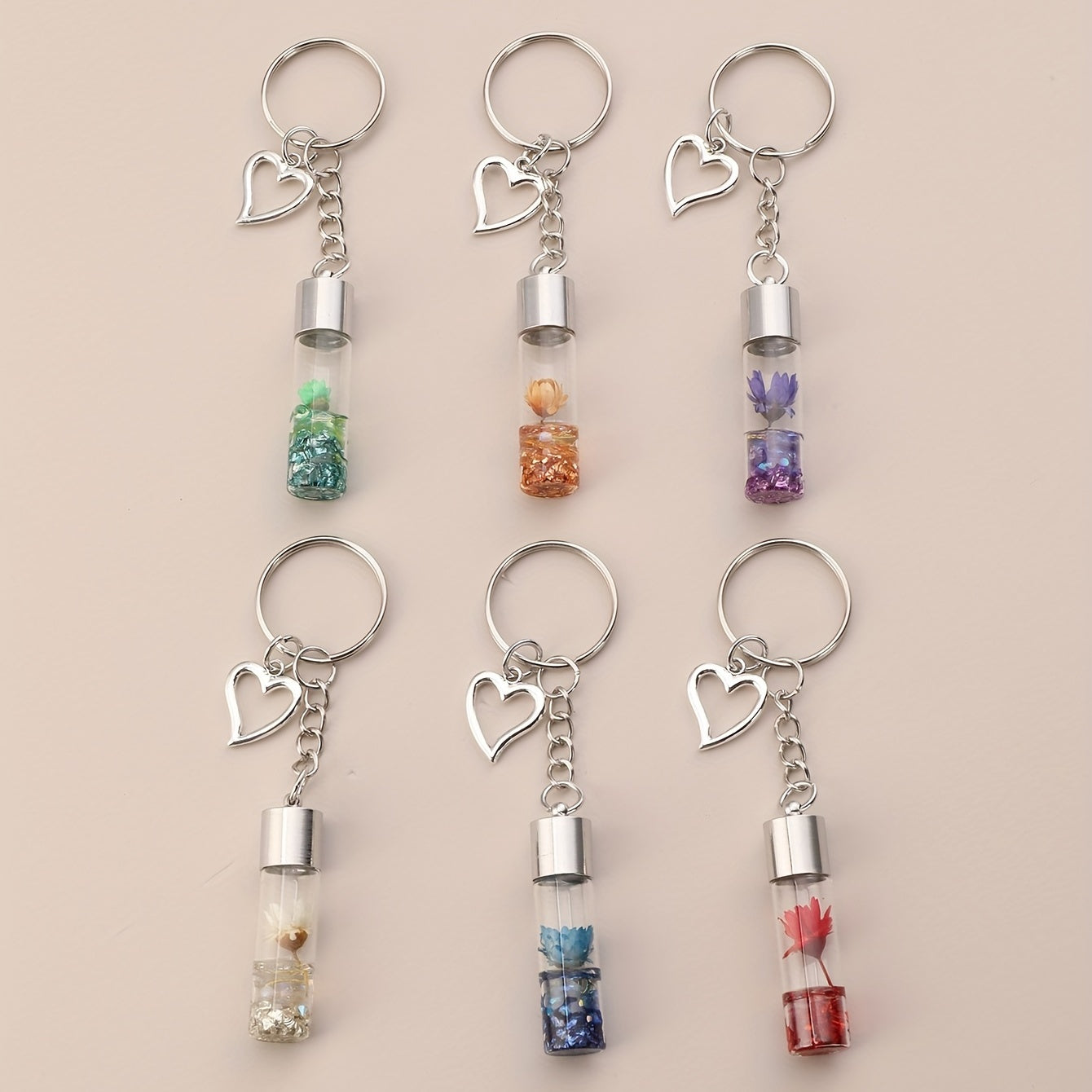 Подарок на День святого Валентина для женщин: брелок с 6 бутылочками, наполненными цветами, сердечко-брелок, идеально подходит для добавления шарма к сумкам, рюкзакам или даже в качестве аксессуара для наушников в машине.