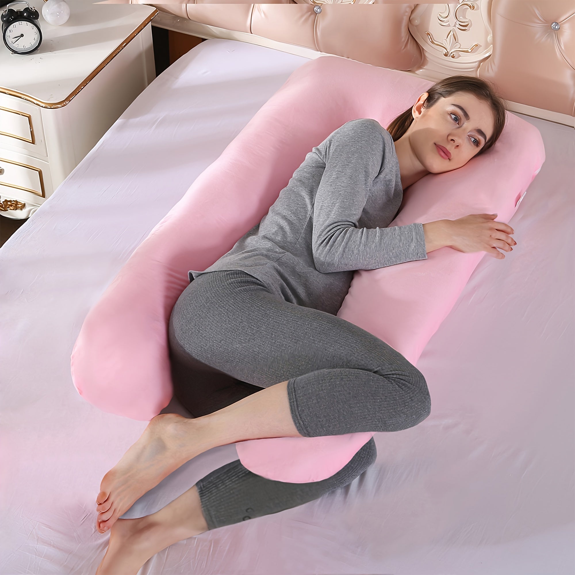 Homiladorlik yostiq to'plami 1 dona U-shaklidagi yostiqni o'z ichiga oladi, u olib tashlanadigan va yuviladigan qopqoq bilan birga keladi. Ushbu katta yostiq bel yostig'i sifatida ham ishlatilishi mumkin.