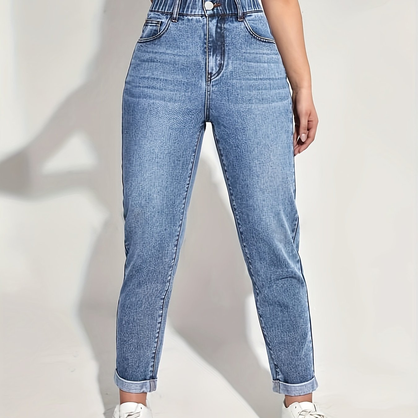 Ayollar uchun yengil ko'k rangdagi tor kesimli cho'ziladigan jinsilar, cho'ntaklar bilan, mashinada yuvish mumkin, tasodifiy uslub