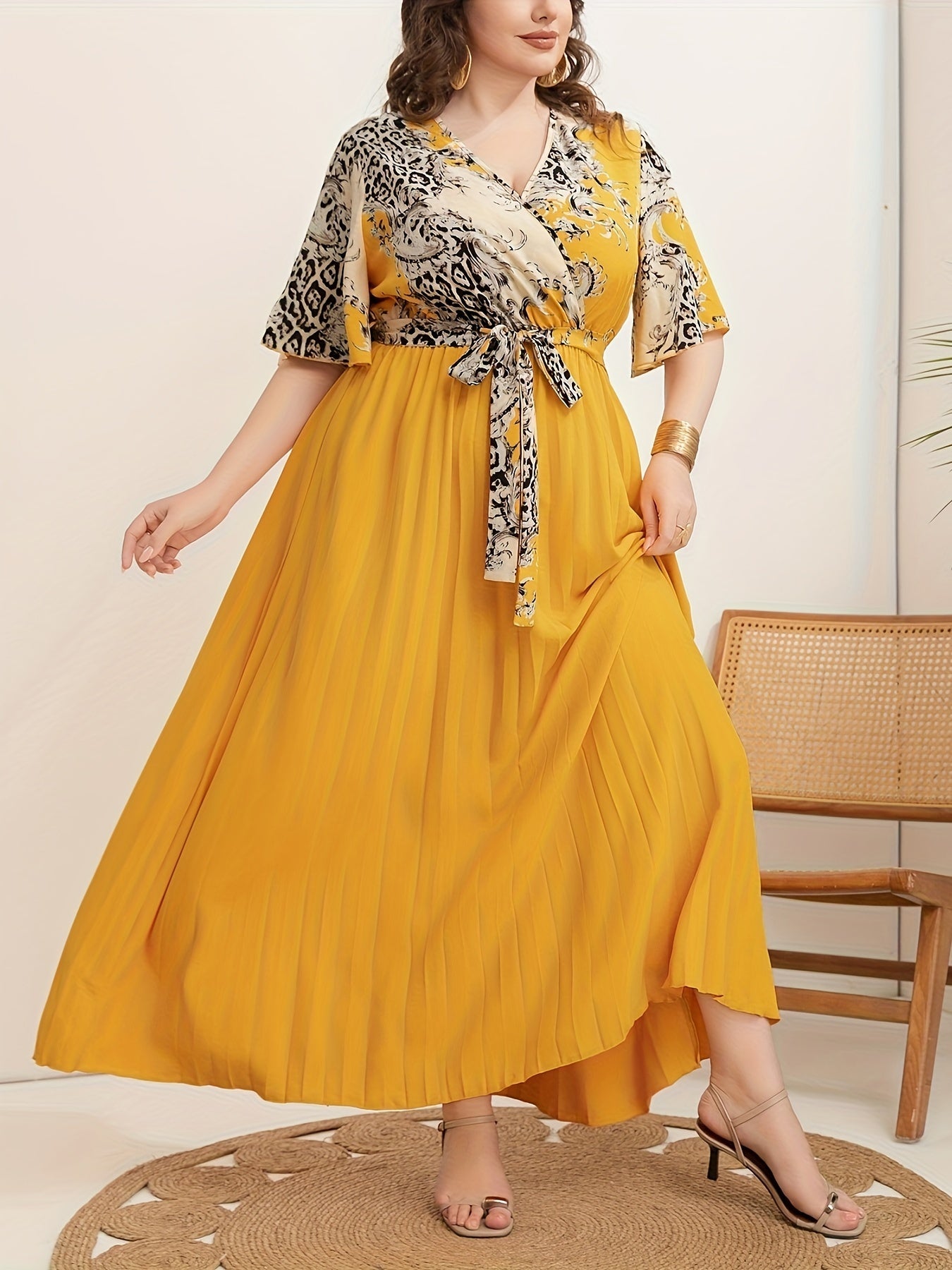 Vestido de mujer con escote en V y patrón de Oriente Medio elegante