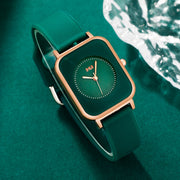 Ayollar uchun kvarts soat kvadrat zink alloy korpusi silikon taxtasi bilan zamonaviy va nafis, qayta zaryad qilinmaydigan batareya