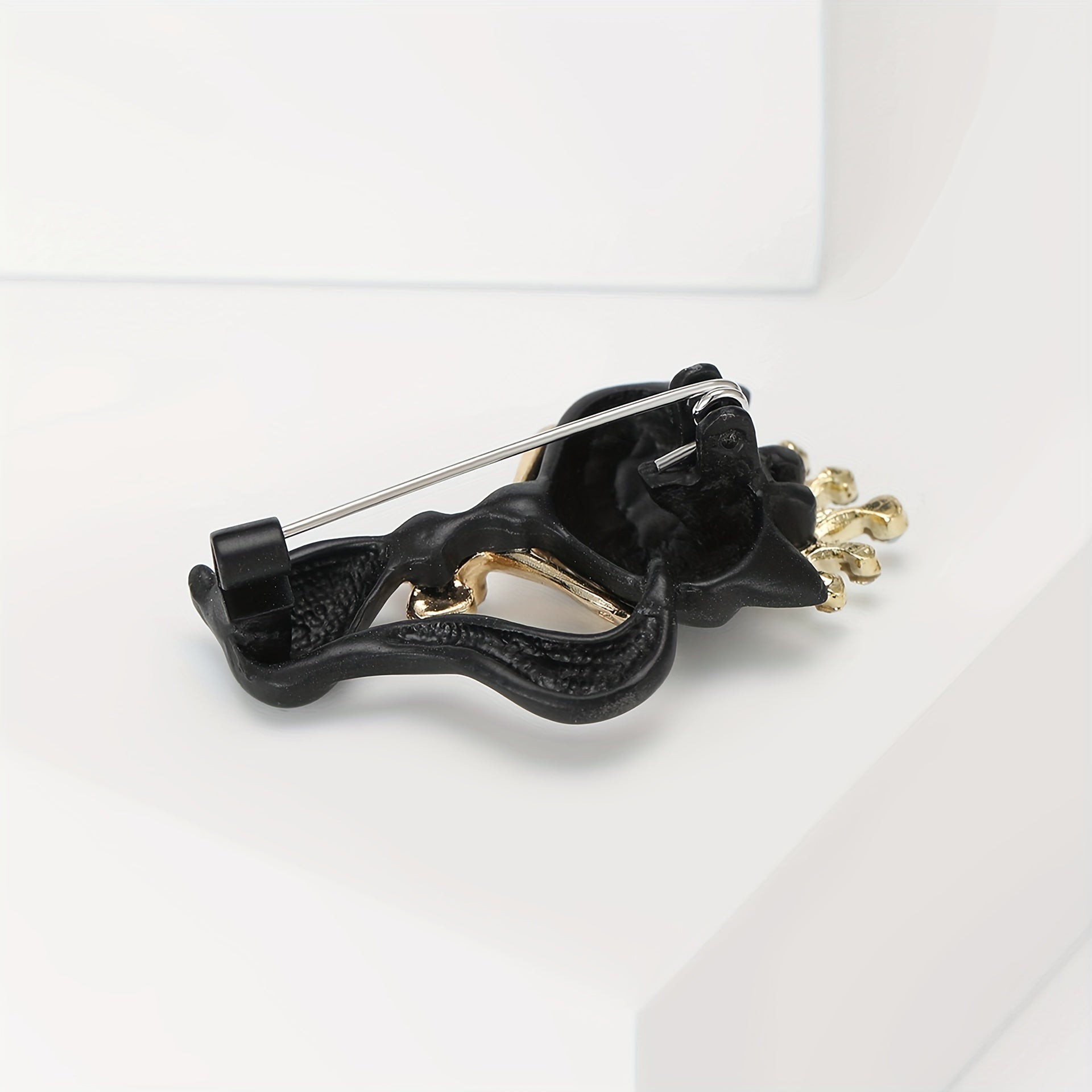 Broche negro mate con corona de rhinestones, accesorio de joyería