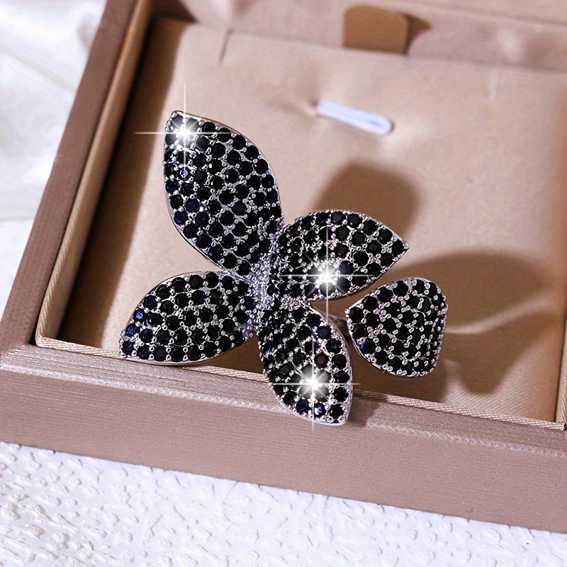 Zirconiyadan tayyorlangan to'liq uch o'lchovli to'rt yaproqli gullar uzukini o'z ichiga olgan zamonaviy va murakkab uniseks onlayn mashhur aksessuar.