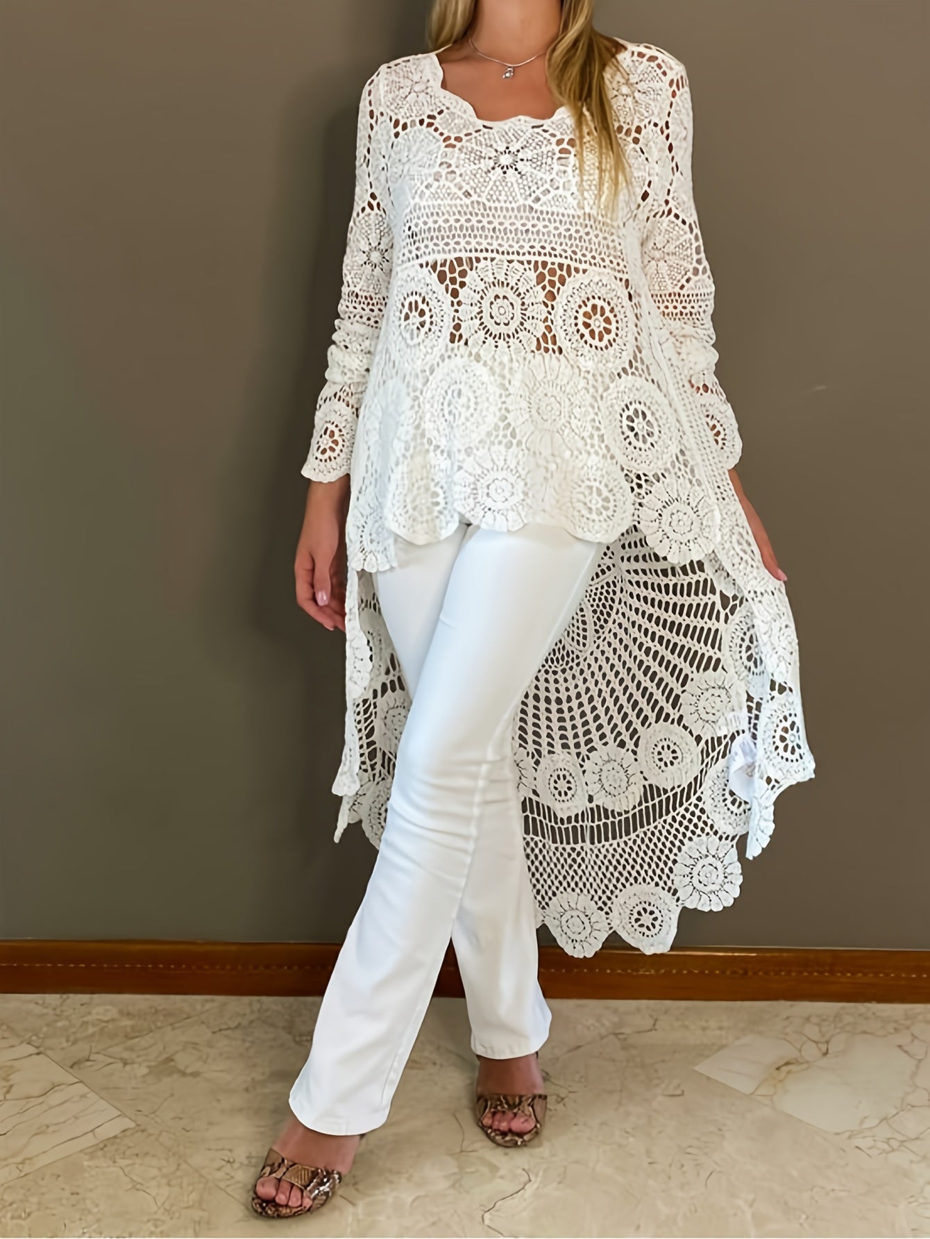 Ayollar uchun zamonaviy to'qilgan gullar bilan bezatilgan bohemian uslubidagi, uzun yengli, dumaloq bo'yinli, yuqori-past qirralik plyaj tunikasi, suzish kiyimlari va kurort kiyimlari uchun.