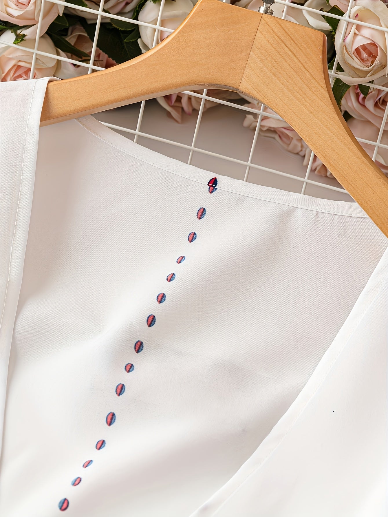 Ayollar uchun zamonaviy gullar bilan bezatilgan to'qima, yengsiz, cho'zilmaydigan polyester, ochiq old qismi bilan, bahor/yaz uchun mukammal.