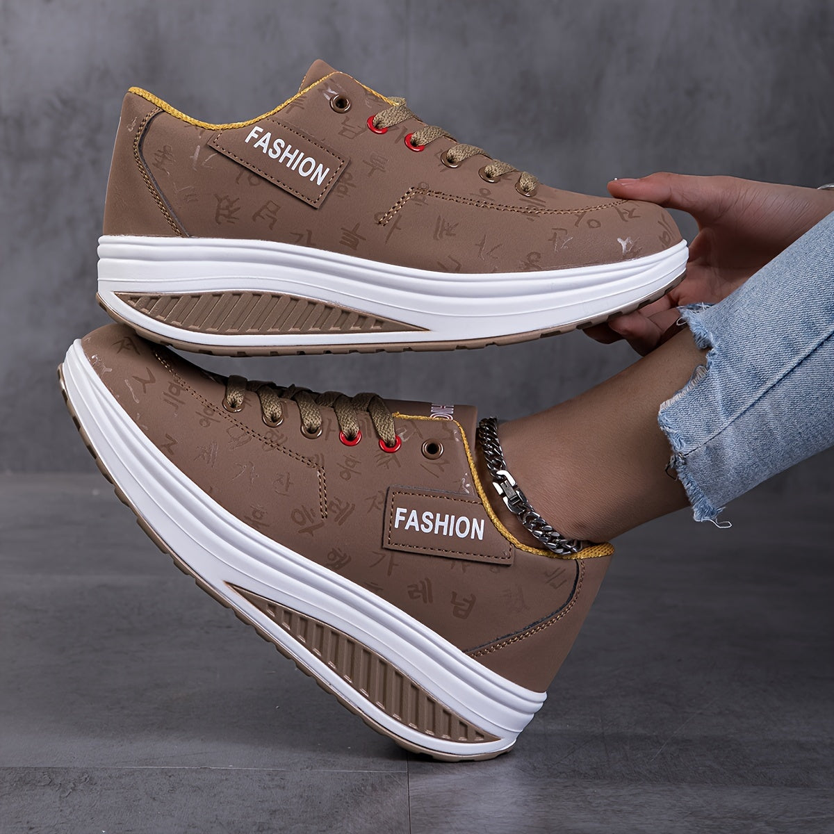 Ayollar uchun harf bosma Rocker sneakers, lentalar bilan platformali, kundalik poyabzal