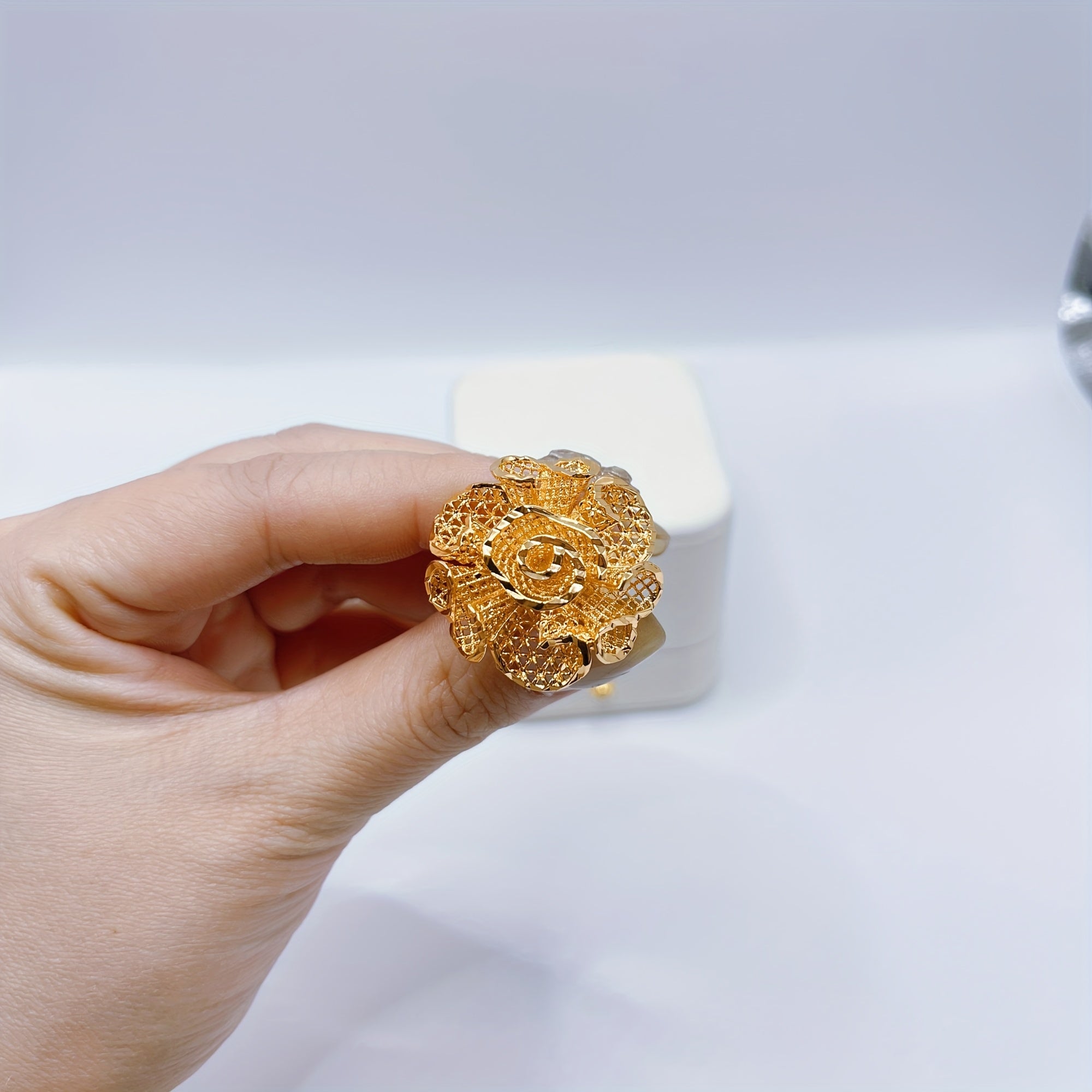 Anillo de cobre en tono dorado para mujeres con recubrimiento anti-oxidación para bodas y propuestas