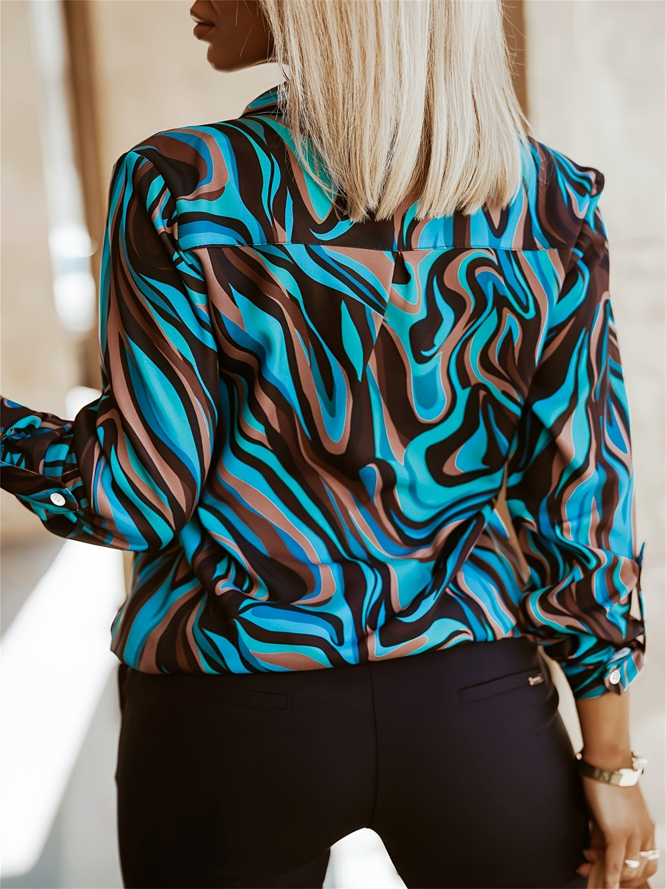 Ayollar bluzasi Polyester uzun ko'ylakli abstrakt bosma ko'k jigarrang