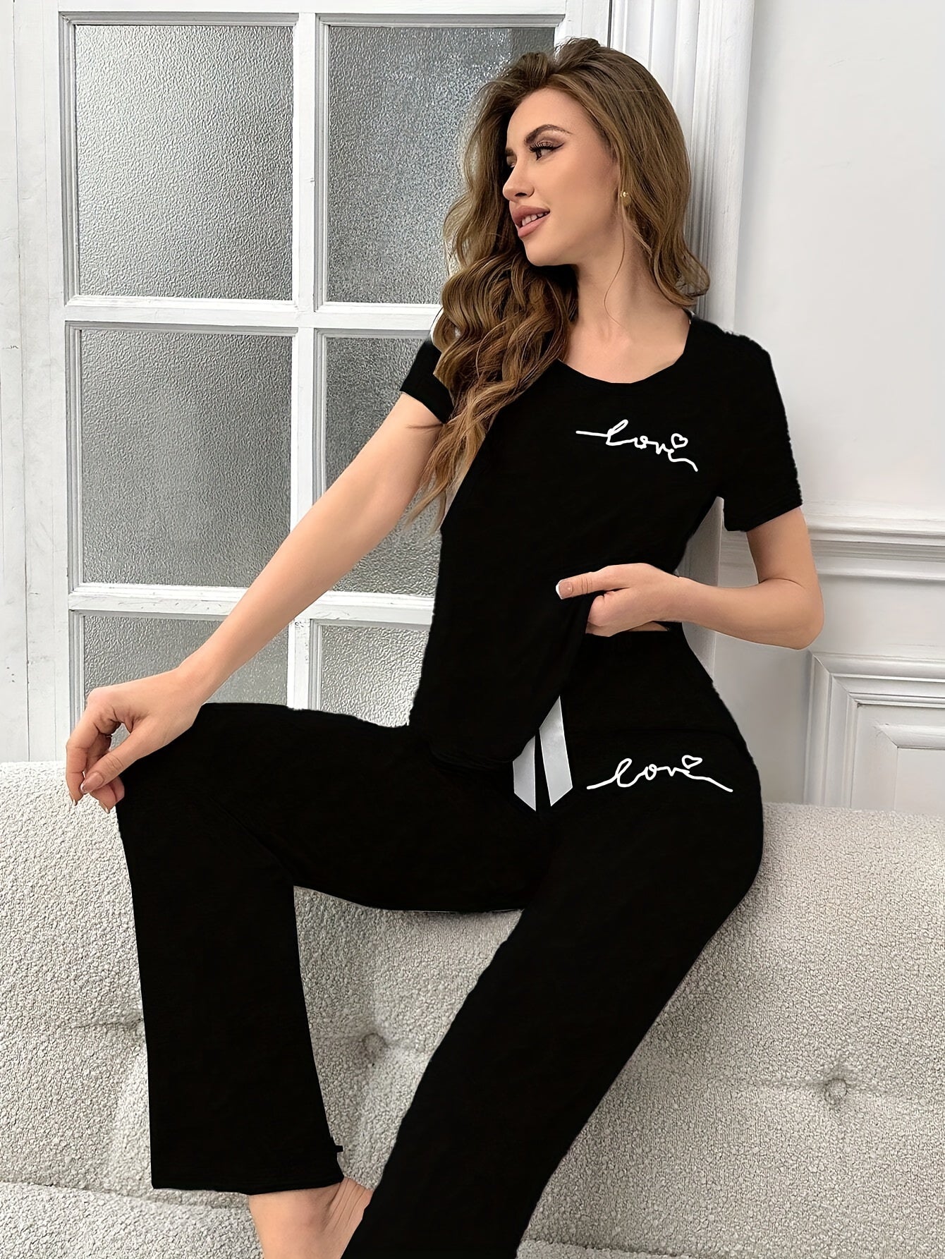 Ayollar uchun polyester pijama to'plami, krujka bo'yinli T-kofta, harf bosma, kamon detali va yil davomida qulaylik uchun to'qilgan mato.