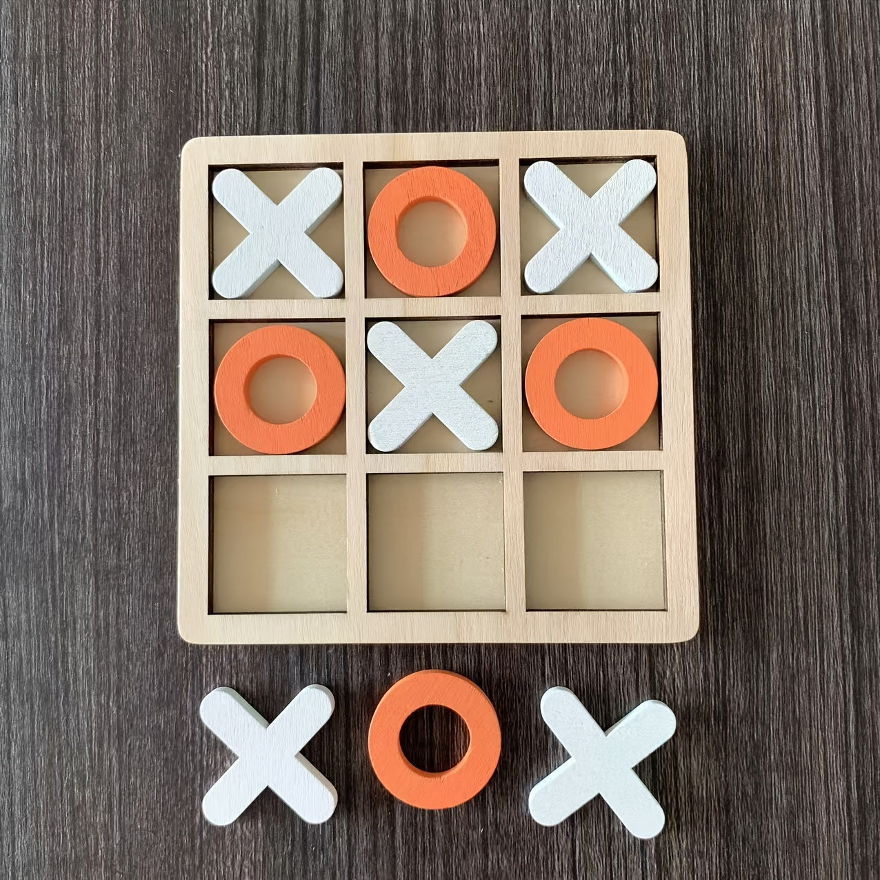 Bolalar uchun interaktiv strategiya o'yini - Yog'ochdan yasalgan tik-tak-toe o'yinchoq.