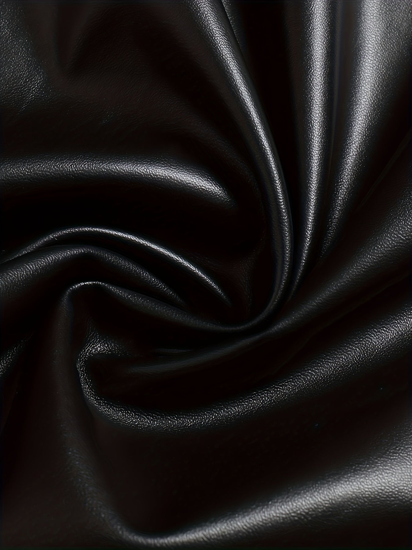 Shorts de mujer de talla grande en negro de cuero sintético con cintura alta y cinturilla elástica