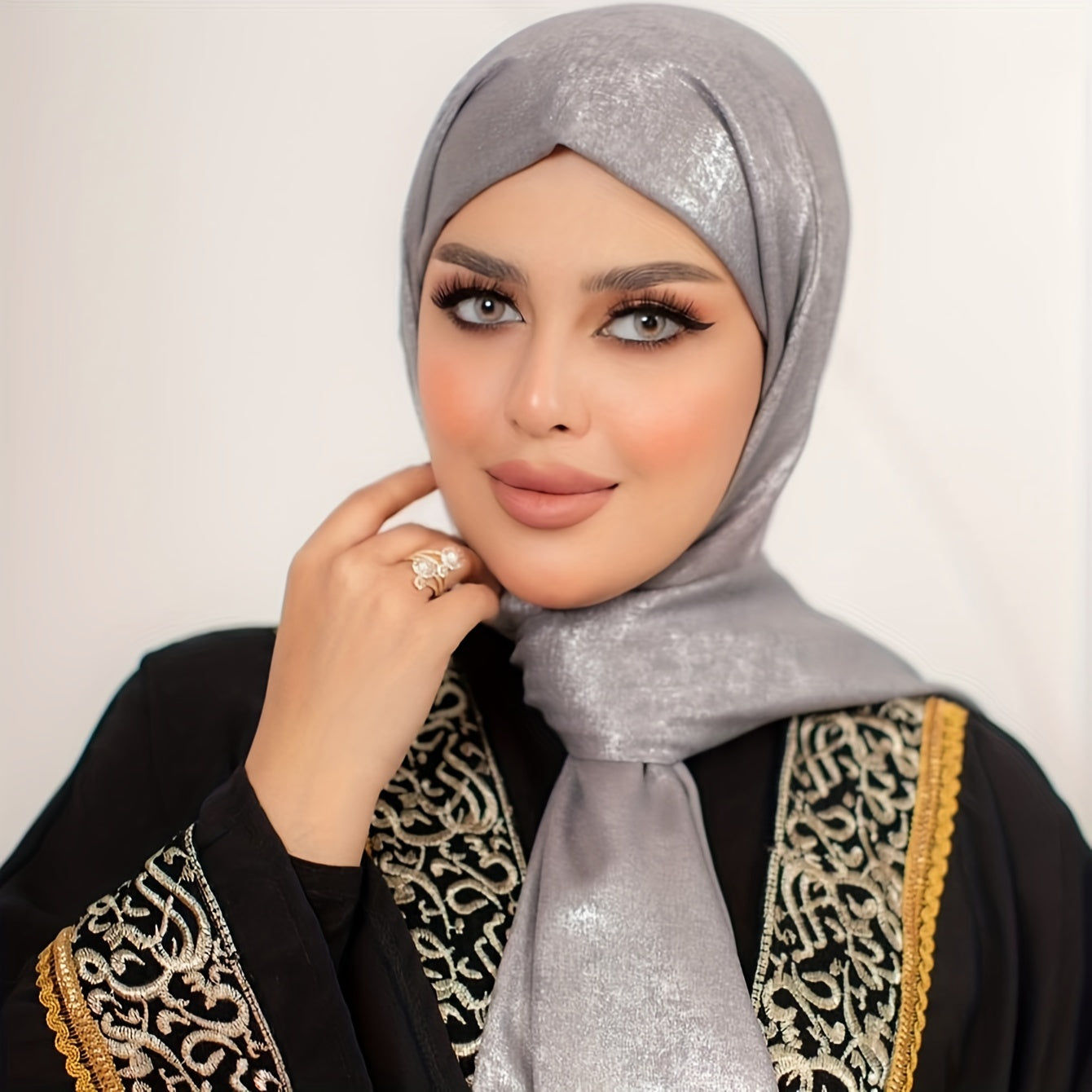 Poliester saten musulmon hijobi bir rangda, cho'zilmaydigan, nafas oladigan, mos keladigan uslubda to'qilgan.