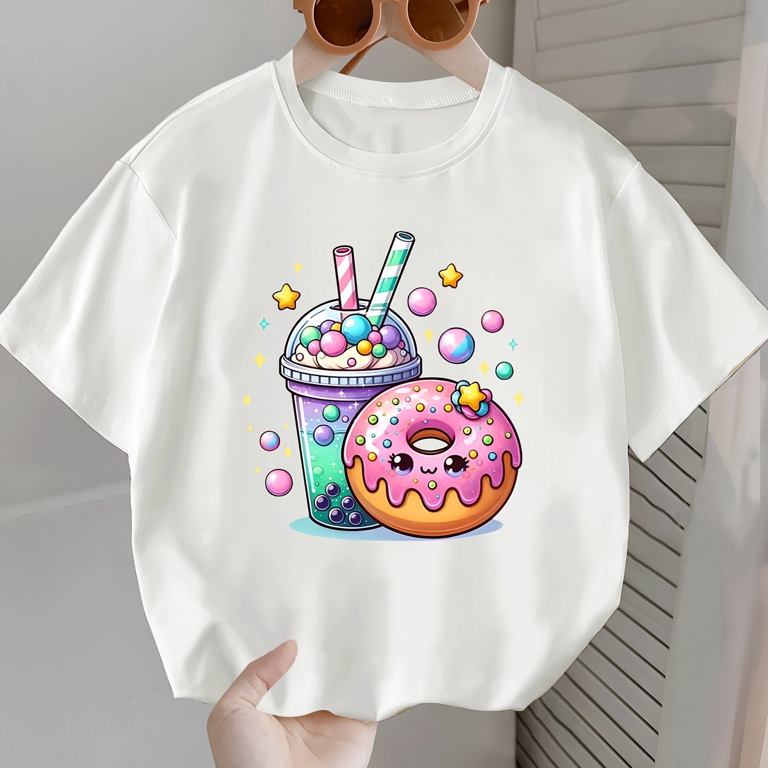 Yozgi kiyim uchun ideal bo'lgan, sut choyi donut yulduz naqshiga ega oq qisqa yengli bluzka.