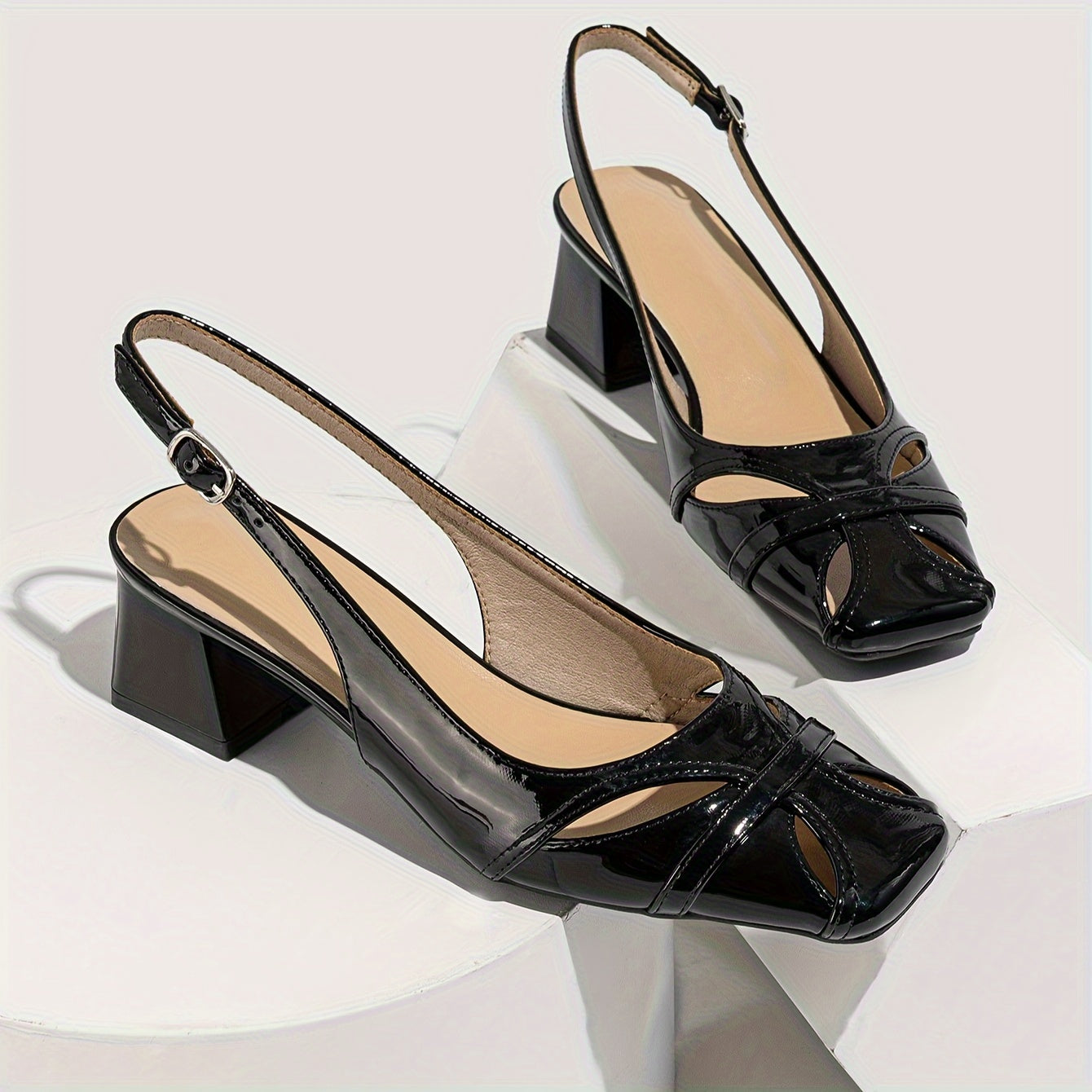 Женские туфли на толстом каблуке с квадратным носком и пряжкой на заднем ремешке