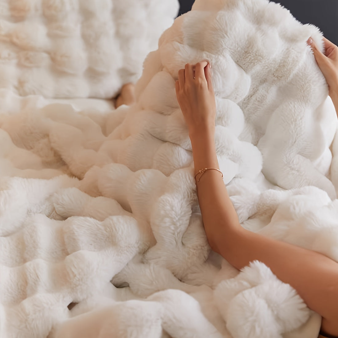 Faux Fur Blanket Soft Warm All-Season for Bedroom Office Travel and Home Decor