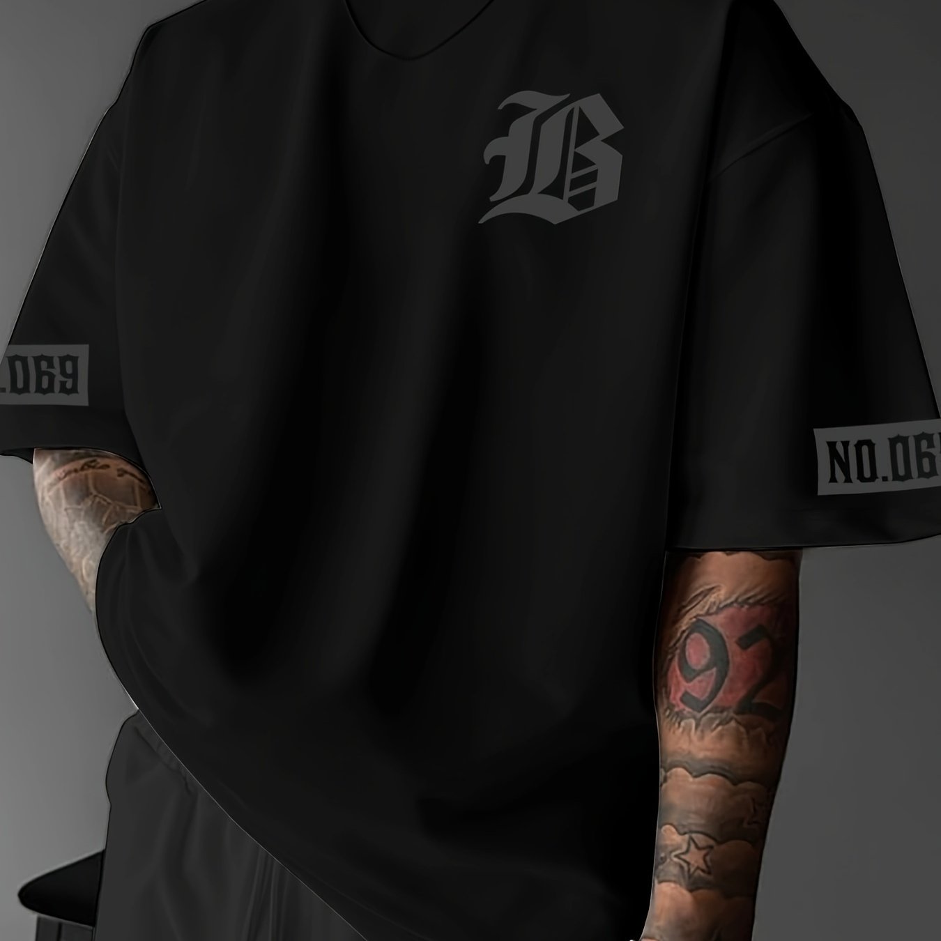 Yoz va bahor uchun yumshoq poliesterdan tayyorlangan, yumshoq bo'yinli va keng kesimli erkaklar uchun tasodifiy moda printli futbolka.