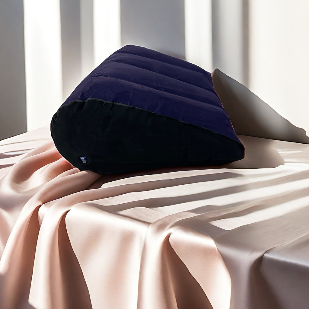 Sayohat va tabiatga chiqish uchun ko‘chma yostiq, ko‘k rangli to‘qilgan mato bilan yostiqcha