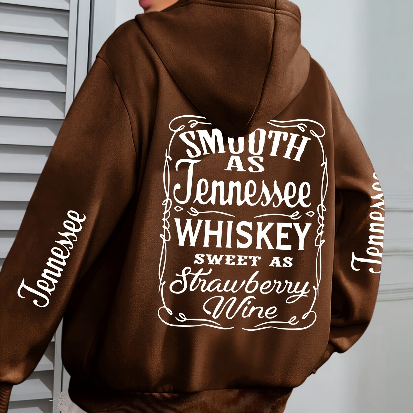Женский бежевый худи больших размеров с графикой "Smooth as Tennessee Whiskey" — повседневный свитшот с бахромой