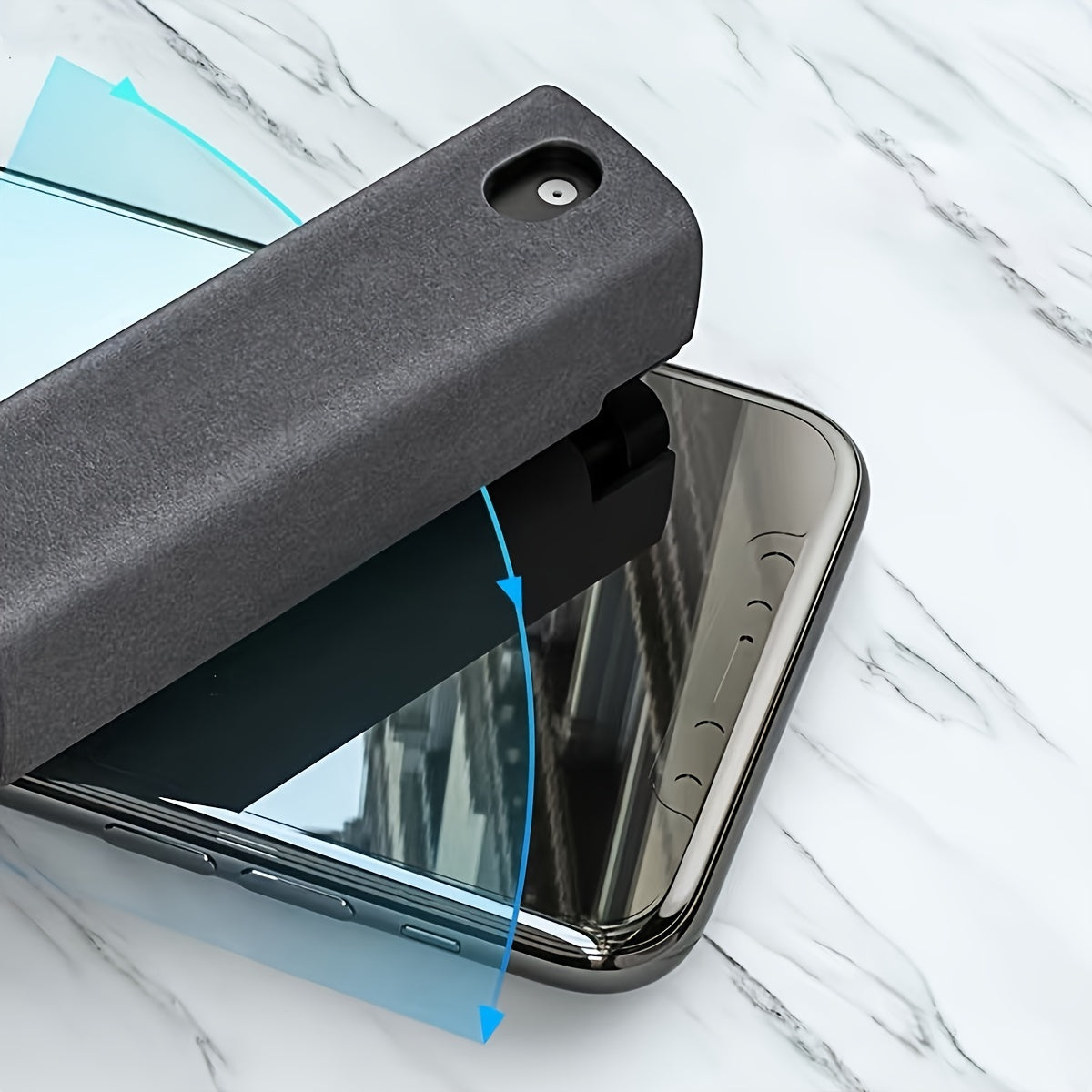 Портативный комплект для чистки экранов телефонов и компьютеров, включает в себя распылитель и инструмент для протирания, а также набор тряпок. Чистящее средство не включено.