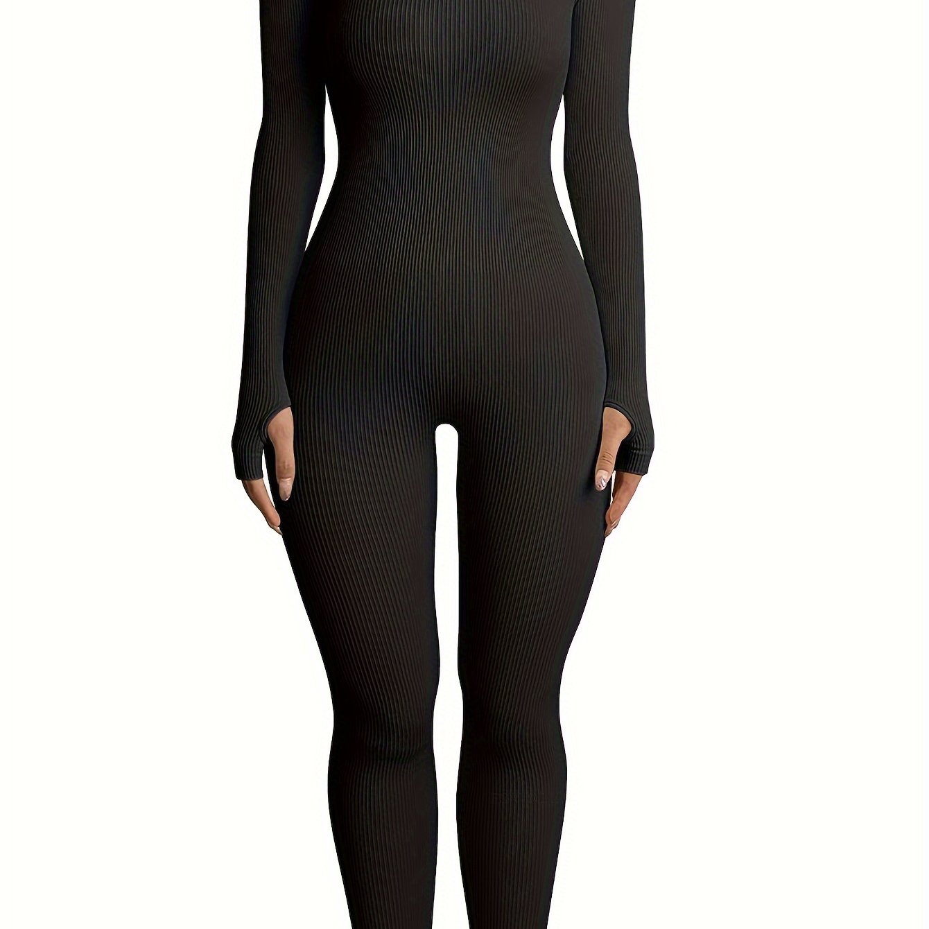 Вышитое платье элегантно висит на вешалке.