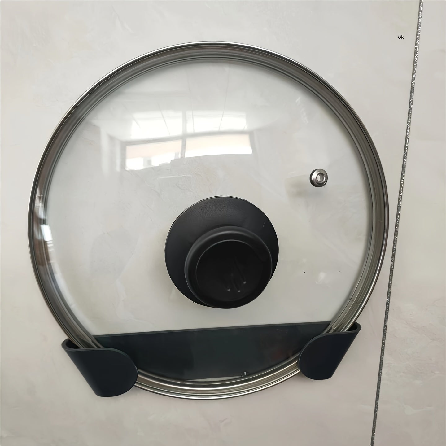 Kuchka devor tashkilotchisi to'plami, qozon qopqog'i tutqichini va asboblar uchun tokchani o'z ichiga oladi. Qozonlar, qopqoq va kesish taxtalari uchun joyni tejovchi saqlash, 4 ta bo'lak.