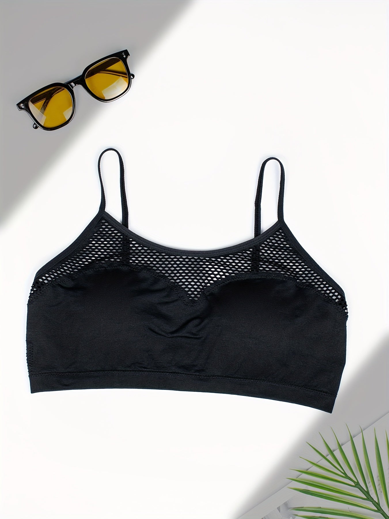 Дышащий сетчатый топ-бра для женщин с съемными подушечками и безкаркасной поддержкой в однотонном цвете.