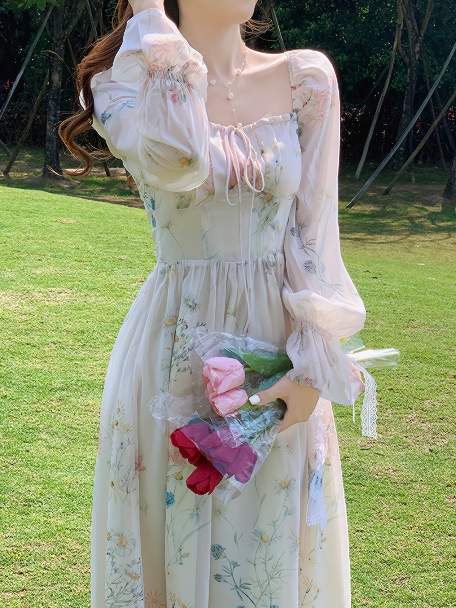 Gul naqshli chiffon materialidan tayyorlangan, qo'ltiq qismi keng midi ko'ylak - barcha fasllar uchun mukammal.