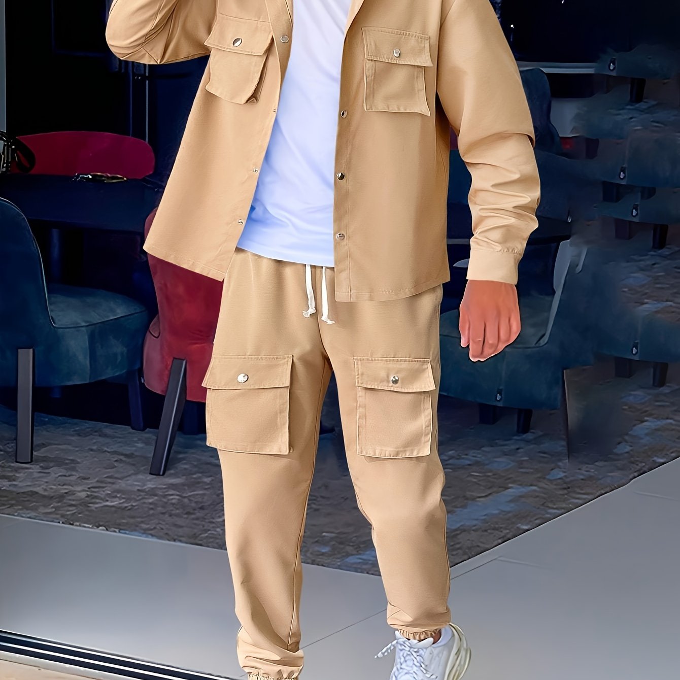 Erkaklar uchun tasodifiy kiyim to'plami bir rangli tugmachali ko'ylak va ko'p cho'ntakli yuk shimlaridan iborat bo'lib, polyester aralashmasidan tayyorlangan. Bahor va kuz mavsumlari uchun ideal.