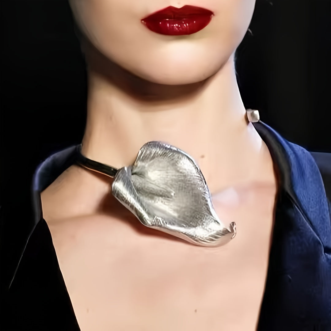 O'ziga xos vintage fransuz marjon, ortiqcha ot poyasi shaklidagi lotus gullari dizayni bilan, banketlar va ziyofatlarga qatnashadigan nafis ayollar uchun mukammal.