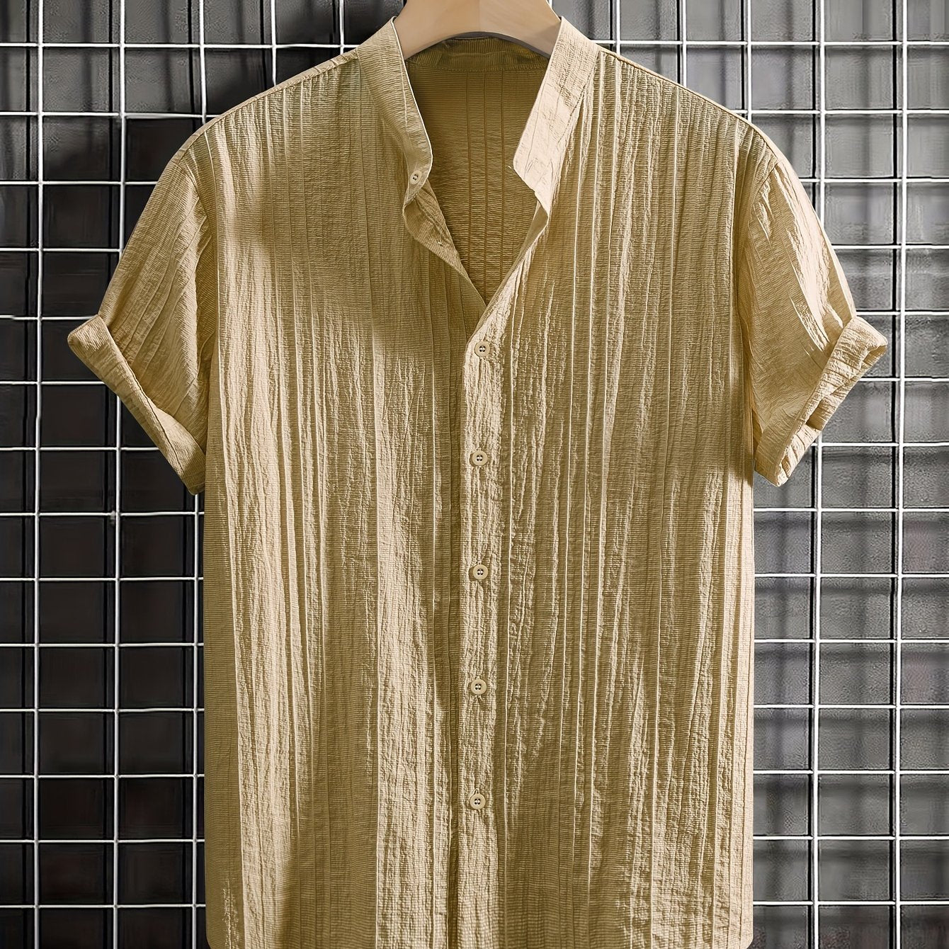 Erkaklar yozgi ko'ylagi, bir xil rangda, yarim shaffof qisqa yenglar, turli xil fitda, lyocell 83% va naylon 17% to'qilgan matodan. Plyaj, ta'til yoki basseyn partiyalari uchun mukammal.