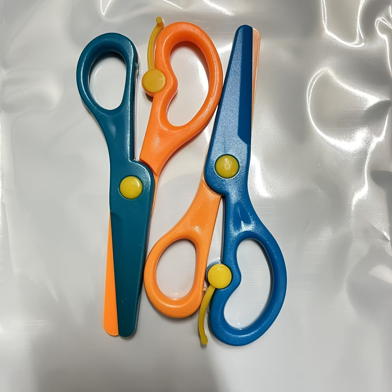 2 ta bolalar uchun xavfsiz qo'lqopli qaychi DIY loyihalari uchun, yoshlar uchun xavfsiz dizaynga ega rang-barang kichik qog'oz kesish asboblari. Talabalar va ijodiy faoliyatlar uchun mukammal.