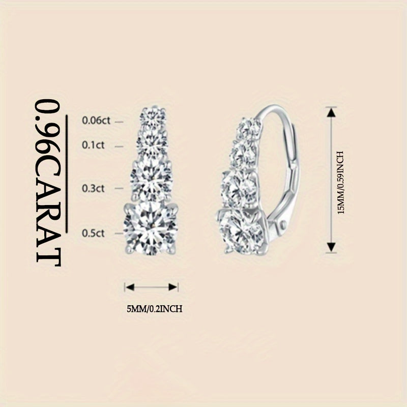 Ushbu ajoyib Moissanite stud sirg'alar bilan nafislik qo'shing, 1.72 karat umumiy og'irlikda vintage 18K oltin qoplamali joylashuvda. 925 sterling kumushdan tayyorlangan ushbu sirg'alar kundalik kiyish yoki maxsus tadbirlar uchun mukammaldir. O'ylangan