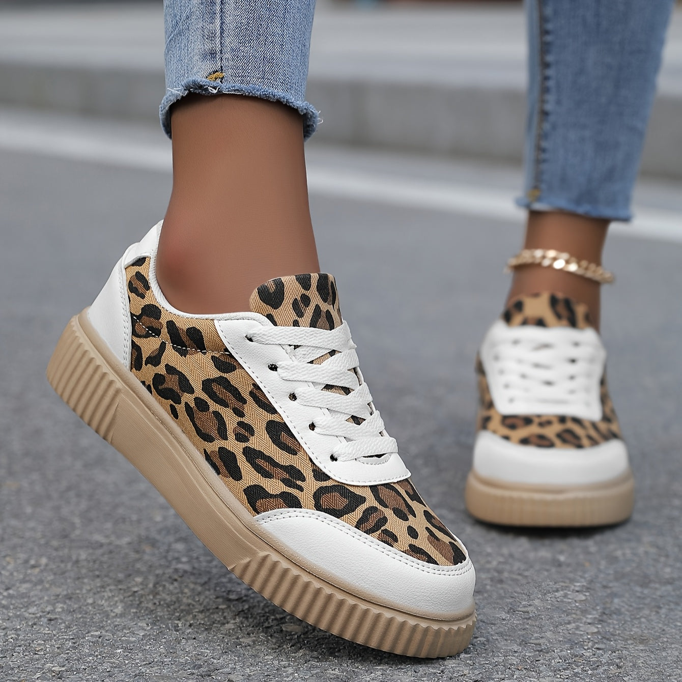 Ayollar uchun leopard bosma oddiy sport poyabzali sun'iy qoplama qulay tashqi va ichki foydalanish