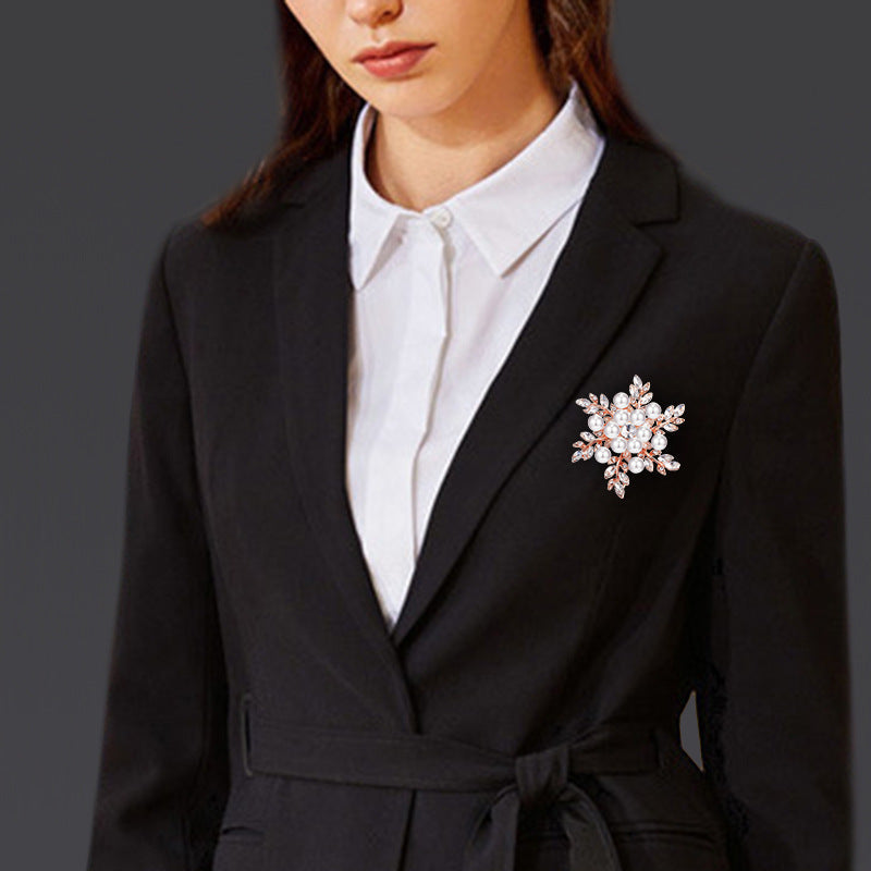 Snowflake Crystal Brooch for Men and Women Elegant High-End Jewelry Christmas Festival